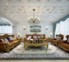 法式客厅非常需要用家具和软装饰来营造整体效果，还有精美的油画，制作精良的雕塑工艺品，