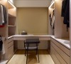更衣室以开放式的空间呈现，方便屋主可以轻易穿搭，并能井然有序的陈列服饰及配件。