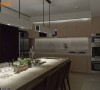 合并一房大小，将原本不易使用的小厨房放大两倍，另又扩充实用机能，让空间用途相对变得更多元、灵活。