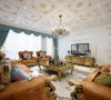 法式客厅非常需要用家具和软装饰来营造整体效果，家具奢华的金色与皮革都是客厅里的主角。