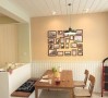 墙面的色彩已经定义了整个空间的味道，zakka小清新。客餐厅间用一个收纳柜做了隔断，也可做餐边柜用。白色和原木的卡座和整个装修的风格融合在一起。