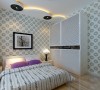次卧选用明亮色调，雏菊壁纸、造型顶、白色家具等，清新舒适。