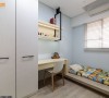 小坪数的男孩房里，透过一体成形的书桌与床架设计，让粉蓝色调的男孩房也能有完整机能。