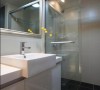 卫生间设装修成了经典的干湿分区，玻璃推拉门、方形洗漱台、方形的镜子，使洗手间看起来更加整洁、规律有序。