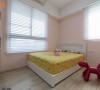 白色木作床组与百叶窗，搭配嫩粉红色营造乡村风的女孩房情调。