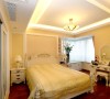 卧室空间依然是以纯美、静谧的白色为主，让唯美的法式风格在此得以延续。浪漫温馨的双人床，床头与床尾都有精美的雕花。美观又实用抽屉设计，收纳功能更强。优雅的花纹图案在床头墙上蔓延开来，透出一种低调的奢华。