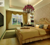 卧室：选材上以浅色系壁纸为主色调，营造温馨的卧室环境。