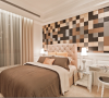 卧室采用马赛克的背景墙，加上附有现代感的床头柜，协调与统一。