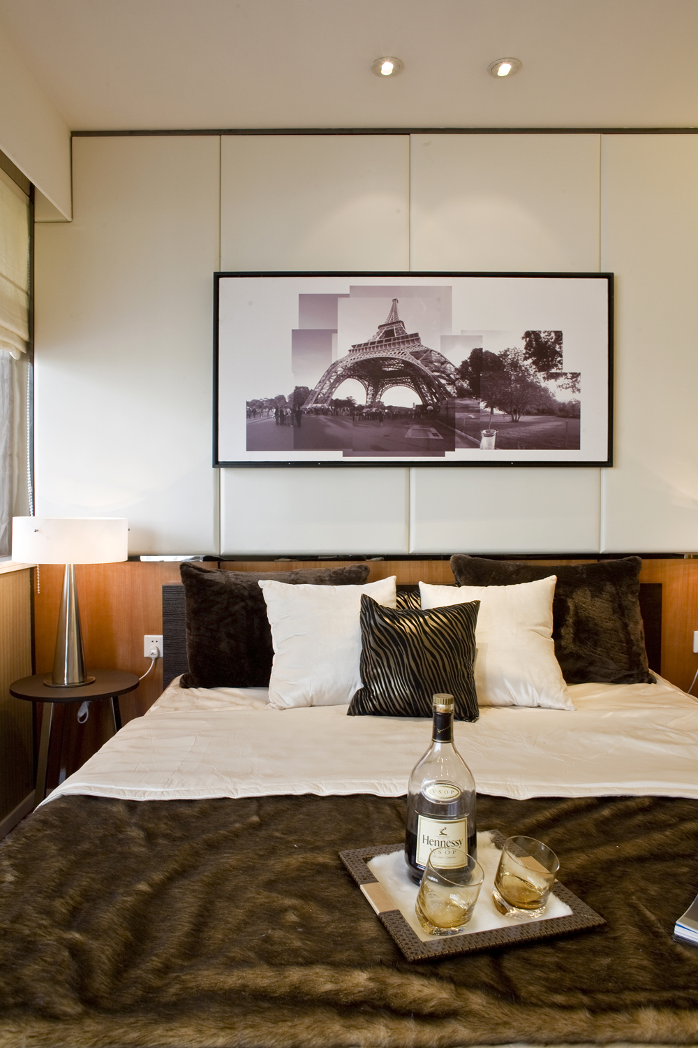 卧室图片来自潍坊万泰装饰在港式风情画 180平现代奢华港式的分享