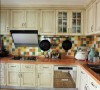 厨房细节，那一圈混搭式的风格的砖以及整体色调的运用，自然又温馨！