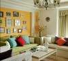 客厅沙发背景，简单的分色处理，作为生活照片墙，给我们生活的精彩瞬间留下印记！