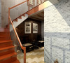 楼梯间作为一个休闲区域，椅子的造型，楼梯的颜色，既古典又给显得稳重。