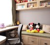 儿童房细节陈设展示，可爱的玩偶一下子给房间增添了色彩！