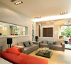 空间设计上，也突出了通透的效果，灰色的沙发搭配橘色的沙发，瞬间让客厅变得靓丽起来。