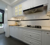 厨房的家具更是白色为主调，配上一些黑色，白与黑的搭配是永远的经典。
