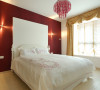 整体以红色为装饰的床的背景墙与白色素雅的床的搭配，于在干净贞洁之上增添了许多的生机与亮丽。淡黄实木的地板与黄色的窗帘相协调，于整体看起来温馨而又富有情调。