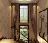楼梯处也设计精致，圆形吊顶、浅色壁纸、玻璃楼梯扶手等，可见主人对中国文化深深的认同及归属感。