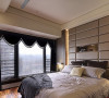 利用灯光效果所需要的厚度，在床头两侧隐藏置物空间。