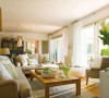 客厅临窗设计，两扇大型落地窗保证客厅拥有充足的采光，黄色和白色的暖色调搭配柔软舒适的沙发，凸显出温馨的居家氛围。绿色植物在阳光下茁壮成长，让室内生机勃勃。