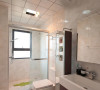 整体的卫生间，干湿区直接用玻璃装开的，浴霸也是每个卫生间里不能不少的