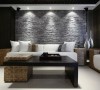 以纯净现代为主轴，以黑白两色做铺陈，配以简洁明快的家具软饰，勾勒出空间的简练时尚，纯粹的黑白色调间，呈现出简约踏实的一面
