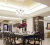 客厅、餐厅及厨房全开放式设计，保有空间的动线流畅。