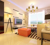家具方面，米色的沙发与地面瓷砖颜色相似，主要能够凸显出红色的靠枕以及沙发座。