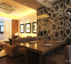餐厅采用的是木色的结构，和客厅相互呼应，和餐桌相挨着的墙面采用反光材质，会给人一定的视觉错觉，使餐厅没有束缚，即使在小的空间也做到简约，使用。