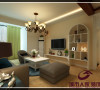 本案设计师以暖黄的浅色调为色彩基调。素色沙发与简洁造型、圆润设计的橱柜给客厅空间设定了素雅安逸的氛围。