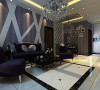 紫色的壁纸与马赛克的结合，隔出了餐厅，走廊，和大部分墙面客厅的区域。