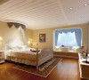 主卧室的床是典型的地中海风格，床幔的设计更加符合新房的设计感
