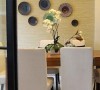 餐厅餐桌的样子，实木简约风格的，很有现代感。