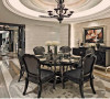 餐厅华丽的黑色家具且与暖色调的灯光加以协调，墙面地面的直线与家具曲线相互作用以及餐厅的装饰柜和工艺画的运用，构成室内华美厚重的气氛。