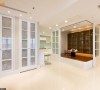 设计师缩小客卫浴格局，争取厨房更完善的空间运用，并与收纳柜对称规划于格子窗门片里。