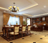 开放式的餐厅实木整体复合橱柜和欧风的大餐桌柔和的非常完美。