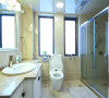 卫生间的设计呈现出浓厚的现代风，大理石墙体，对称窗户，白色家具，总体看上去卫浴干净整洁；