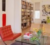 阅读区的红色巴塞罗那椅成为空间亮点，带来愉快的阅读时光。