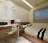 架高地板区分出睡眠空间，木皮延伸运用于抽屉、床头柜，展现一致的整体感。
