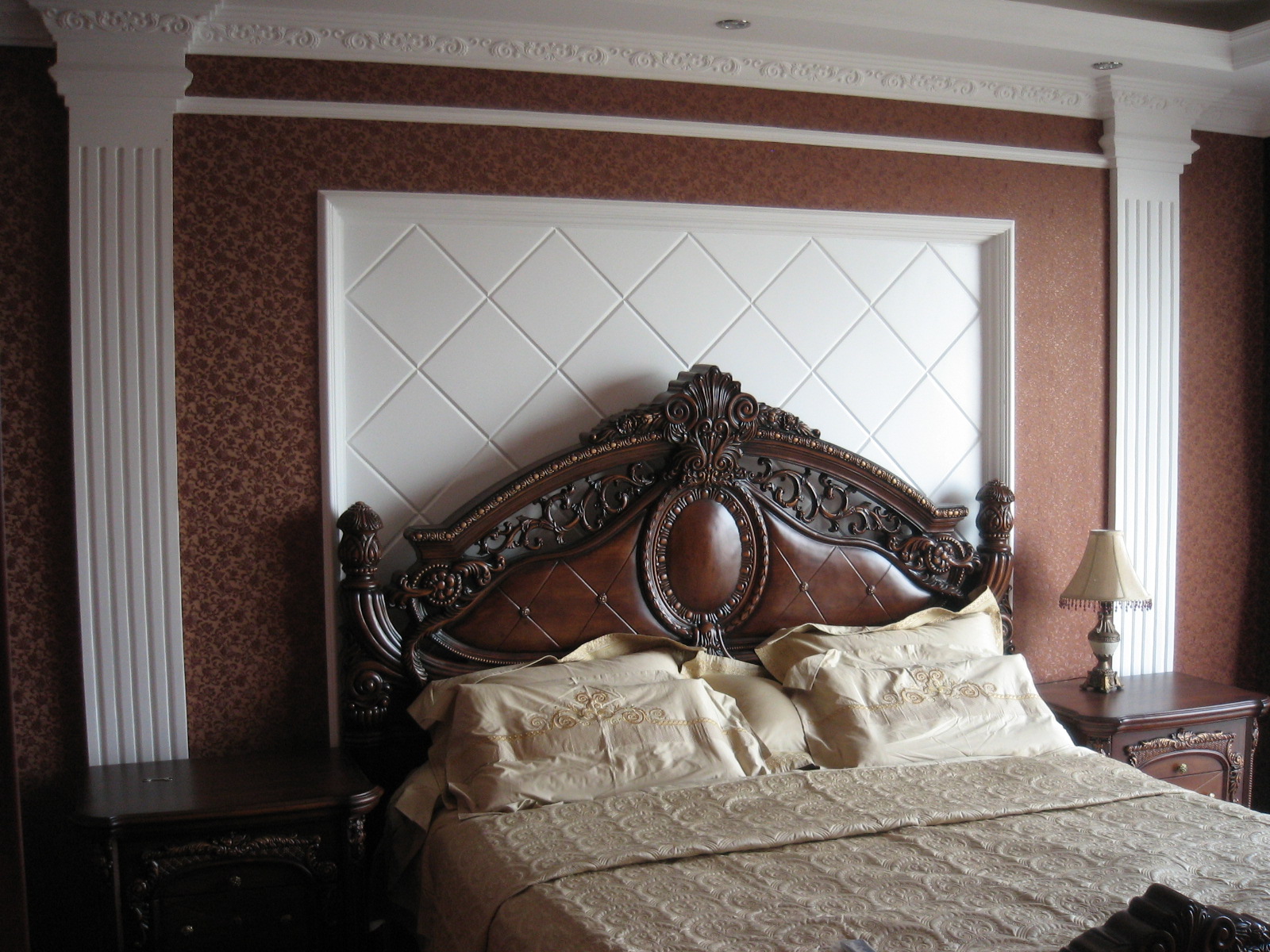 卧室图片来自武汉实创装饰在老夫妻钟爱的古典元素的分享