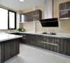 中西开放式的厨房，采用大理石构造，银灰色搭配质感十足，白色的厨房台面被收拾的一尘不染；