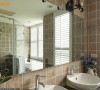 以双洗脸盆规划的主卫浴，结合复古砖与两段式木百叶窗，让氛围完整到位，也保有淋浴如厕的隐私。