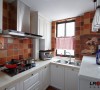 厨房细节展示，温暖的复古墙地砖和白色的橱柜搭配得恰到好处的完美！