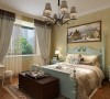 深色家具与天蓝色相互融合点缀，为业主营造了舒适的睡眠环境。