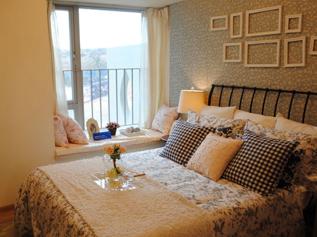 简约 三居 卧室图片来自贾凤娇在柔美田园花朵魅力三居室的分享