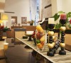 主餐厅：餐桌上的烛台选择了黑、金色系的串珠造型，雍容和圆润并重，十分符合业主的身份气质，餐旗则改自一幅旧窗帘。