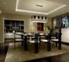 餐厅选用深色餐桌来点缀空间，可以让主人在用餐的环境中增加了舒畅、自然。