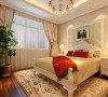 在卧室顶面的灯池与床头背景墙的紧密结合，使空间更加温馨、舒适。