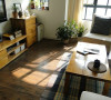 配上一个小的方形地毯，是否会让客厅更加的小浪漫呢。
