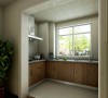 厨房U型的橱柜非常具有使用性。原木色的箱体板拥有大自然的气息。大型的窗户增加了厨房的采光性。