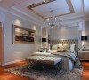 设计理念：床头背景墙上的银色镜面与顶面吊顶的镜面相互呼应，

增加了室内空间的进深感，使空间更明亮。
亮点：颜色搭配和谐统一，低调奢华。